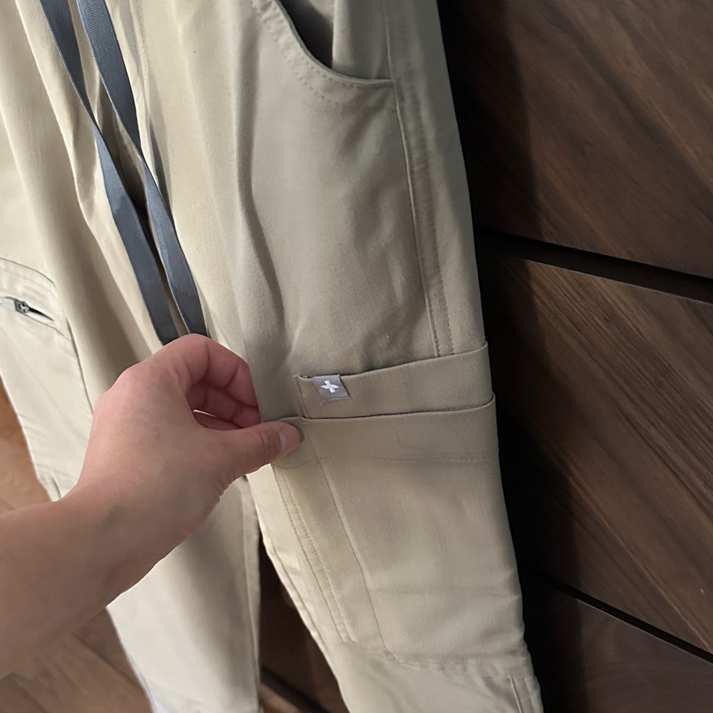 Figs Women’s Beige Scrub Pants (XS) - Picture 4 of 6